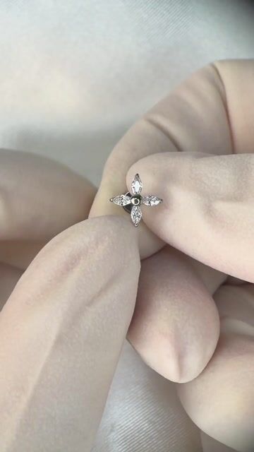 Vídeo de Labret flor com 4 navetes - Titânio Natural