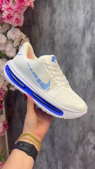 Video de Nike Vomero - Branco/Azul