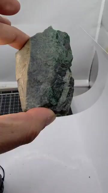 Video de 169 g Jadeita de Guatemala en Bruto Especimen Unico