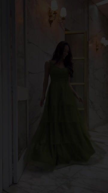 Vídeo de Vestido Longo de Festa Yara Verde Oliva em Tule com Brilho e Saia em Camadas