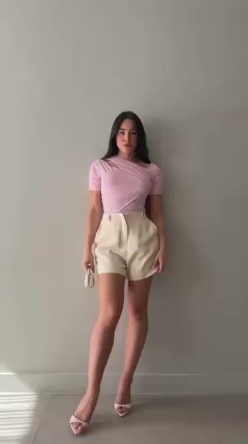 Vídeo de Shorts Feminino Viscose Leve com Martingale e Bolso Faca