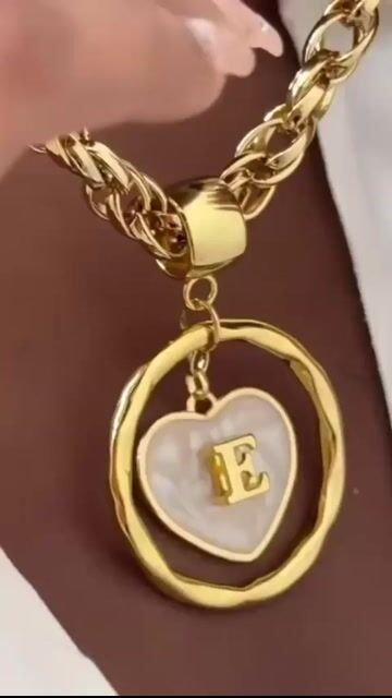 Vídeo de Colar Dourado Personalizado com Inicial e Coração de Madrepérola Banhado a Ouro