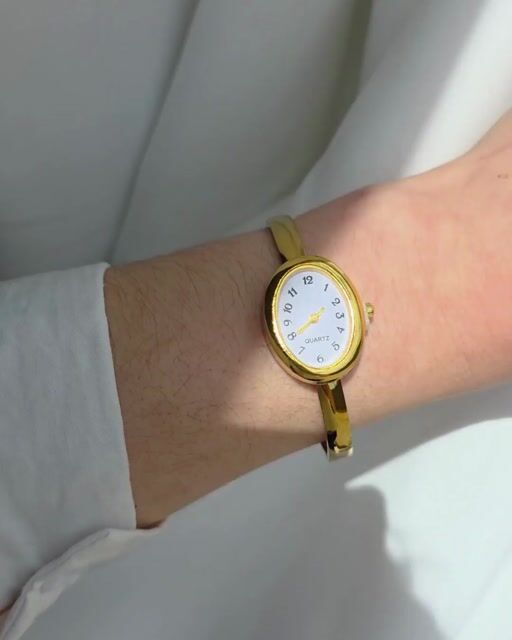 Video de Bracelete relógio oval inoxidável fundo dourado