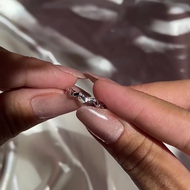 Video de Anel Esther · Prata 925 · Aro em Ondas · Minimalista