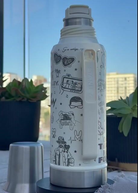 Video de TERMO MATE SYSTEM STANLEY ORIGINAL 1,2 litros - FULL GRABADO PERSONALIZADO + GRABADO EN TAPA - TEMÁTICA: BAD BUNNY