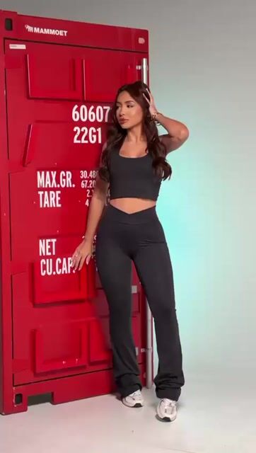 Calça Flare Valentina em movimento