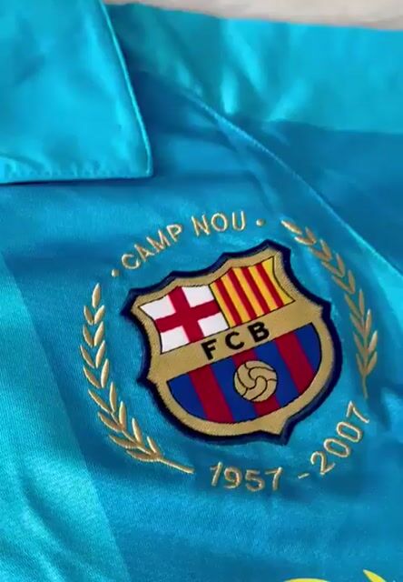Video de CAMISETA RETRO BARCELONA 2007/08 SUPLENTE CELESTE RONALDINHO 10