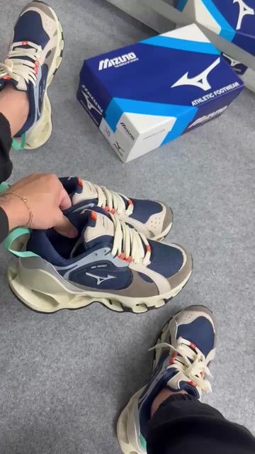 Vídeo de Tênis Modelo Versão Mizuno Wave Beta 2 Reflexível - Azul