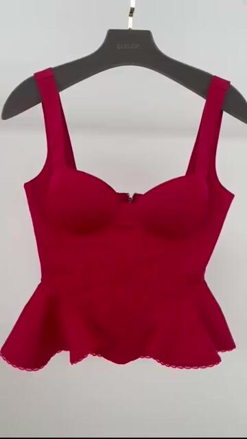 Video de CROPPED VERMELHO CHERRY PAOLA - CLOUDE