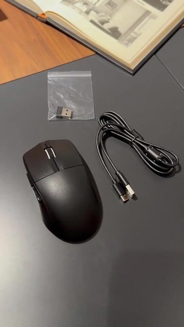 Vídeo de E-COIBEU Mouse Leve Tri-Modo 50g para Escritório e Jogos, Bluetooth/2.4GHz/Cabo, 5 Níveis de DPI Ajustável (400-4000), Bateria de 400mAh, 72h de Auton