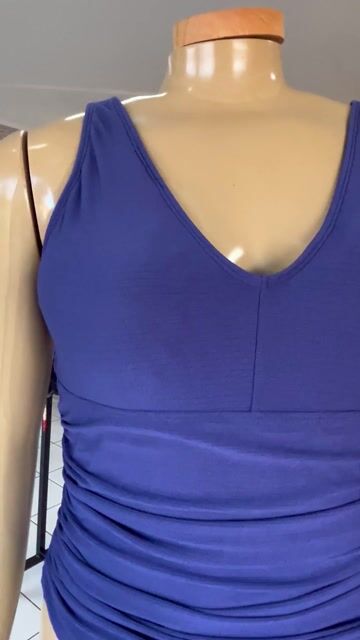 Vídeo de Maiô Plus Size Efeito Lipo Decote V com bojo e pregas na cintura texturizado azul escuro