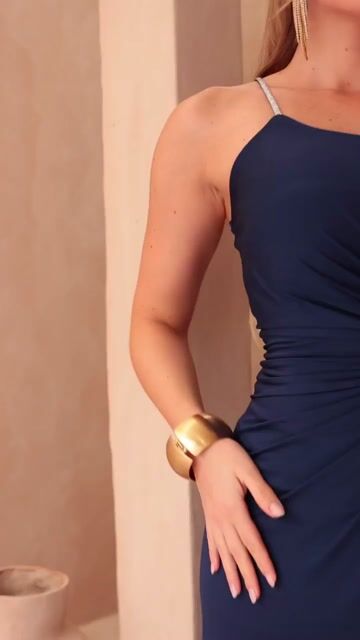 Video de VESTIDO LONGO UM OMBRO SÓ COM ALÇA DE STRASS SIMONE AZUL MARINHO