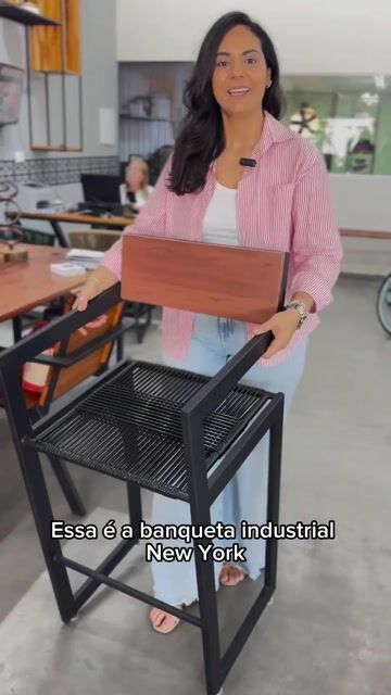 Video de Banqueta Industrial Alta New York em Aço Carbono, Madeira Muiracatiara e Espaguete PVC