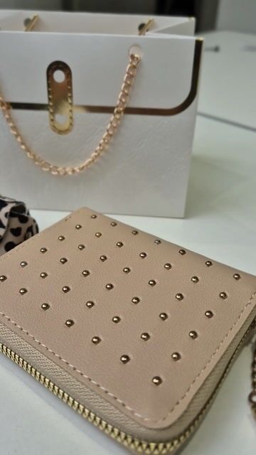 Video de COMBO 13: LLAVERO CARTERA O LLAVERO ESTRELLA + BILLETERA C/TACHAS (sin elección de color)