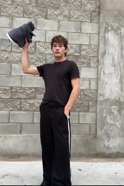 Video de Pantalon Sastrero Rayado Gris