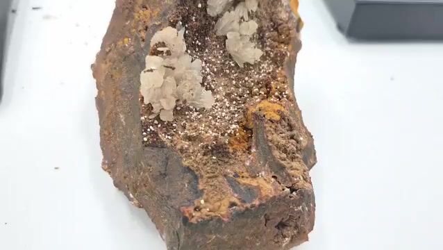 Video de Espécimen Hemimorfita en Matriz de Limonita | Pieza Única 1.7 kg