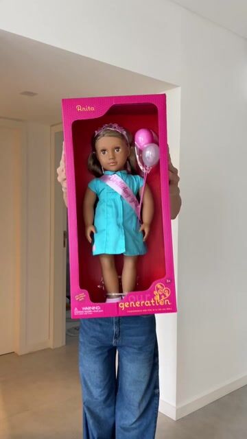 Video de Muñeca Anita cumpleañera con globos y tiara y banda de cumpleaños