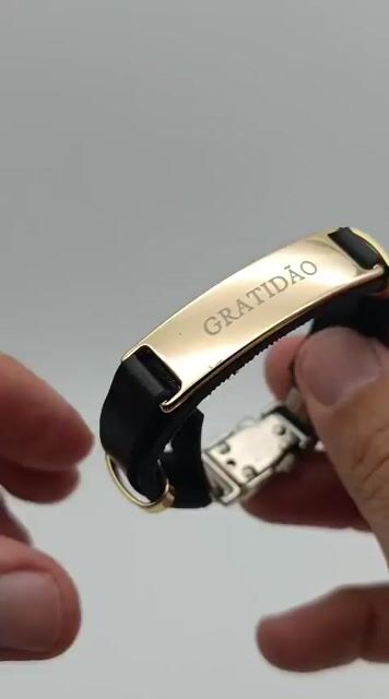 Video de Pulseira Preta com metal dourado -Gratidão- feixo prateado- couro