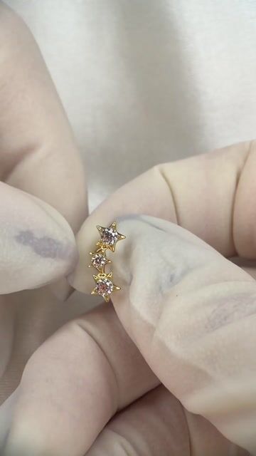 Vídeo de Labret cluster 3 estrelas com zircônia - Titânio PVD Gold