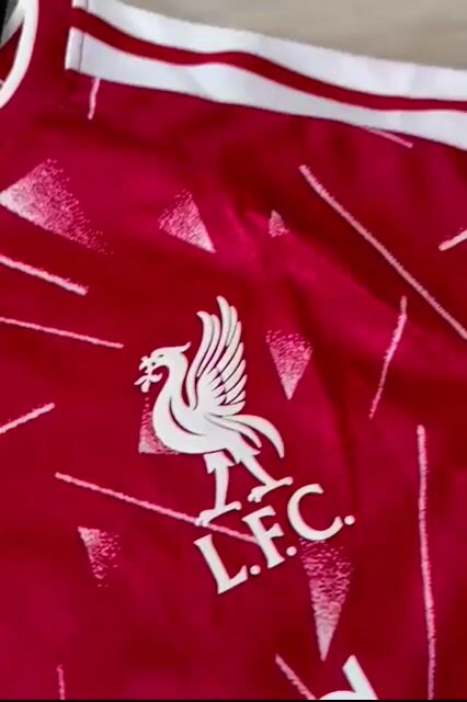 Video de CAMISETA 2026/27 LIVERPOOL TITULAR SZOBOSZLAI 8 - TELA JUGADOR