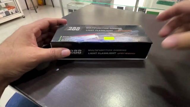 Video de Linterna Led Recargable Multifuncional 3 en 1 con Laser y Taser