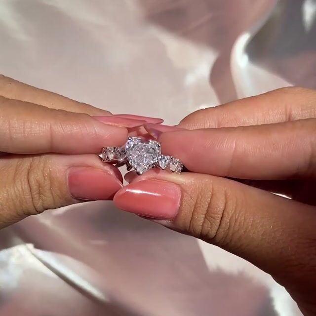 Video de Anel Penelope · Prata 925 · Zircônia 8A Coração 4ct · Solitário Pedra Alta · Maxi · Aro Cravejado