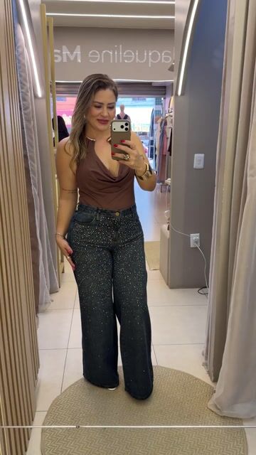 Video de CALÇA JEANS WIDE RELAXED COM APLICAÇÃO