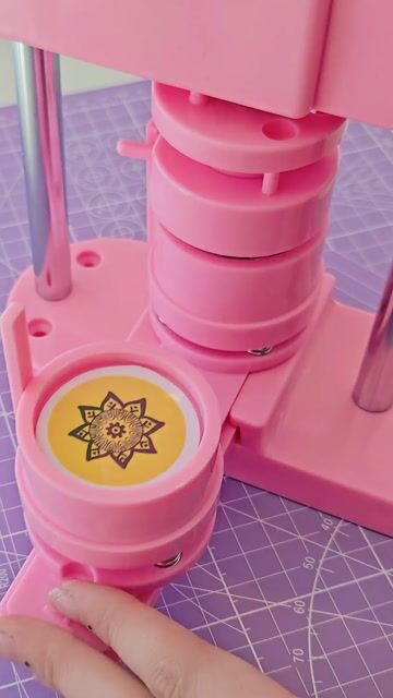 Video de Máquina para hacer Pines FreePinz - 58mm - insumos de regalo!