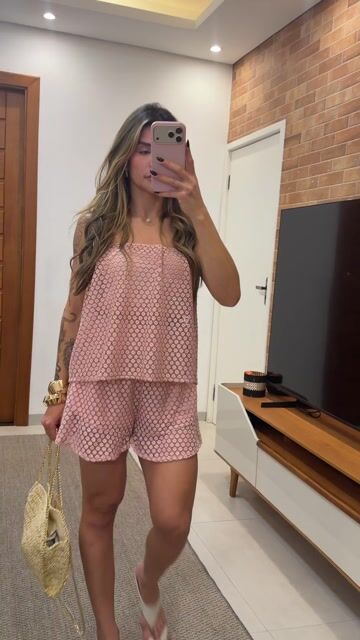 Vídeo de Conjunto Feminino de Blusa e Shorts