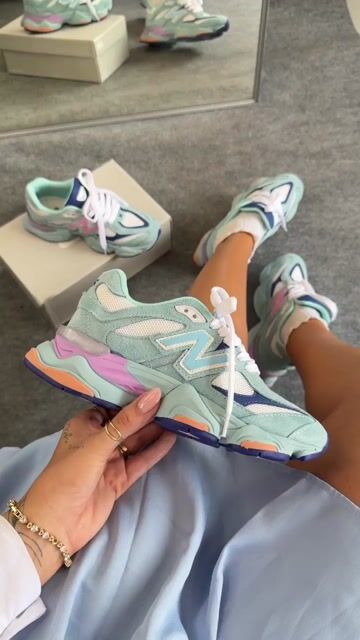 Video de Tênis New Balance 9060 Azul/Rosa