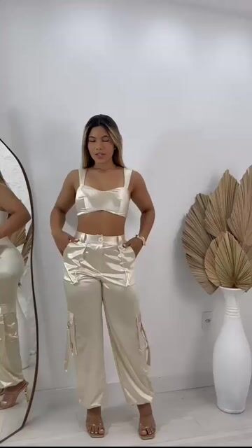 Vídeo de Conjunto Acetinado Cargo Calça Jogger e Cropped elegante