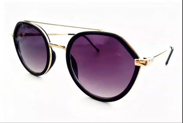Video de Óculos Kanguru Glasses Casual Luxo Retrô Hexagonal. Haste em Metal Preto e Dourado com Brilhoso. Lente Fumê Degradê.