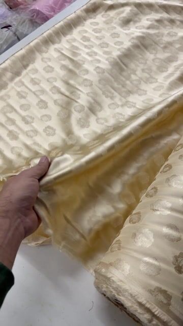 Vídeo de Tecido Jacquard Rose Botanic - Ouro Claro