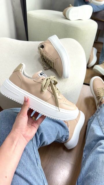 Vídeo de SNEAKER SUA CIA FERRARA AREIA A 8412.16255