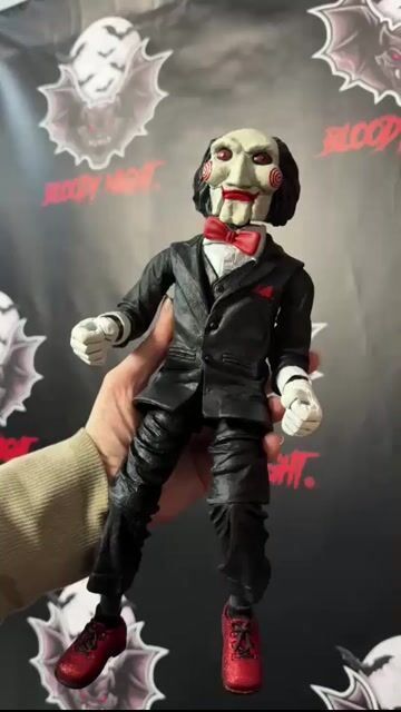 Video de NECA Saw Figures - 12" Billy The Puppet On Tricycle w/ Sound