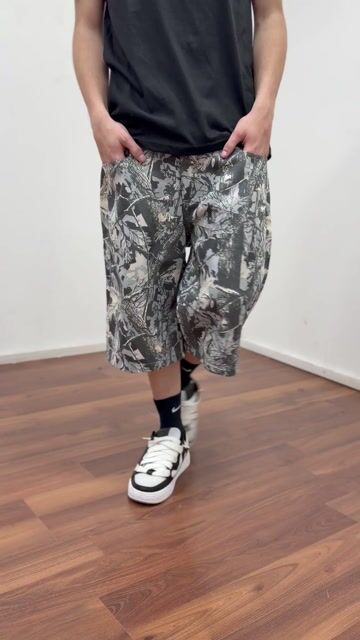 Video de Bermuda baggy gabardina camuflada gris