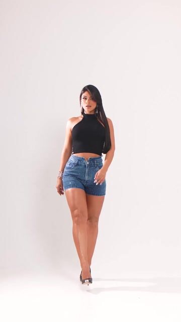 Video de Short Feminino Com Strass - 5110