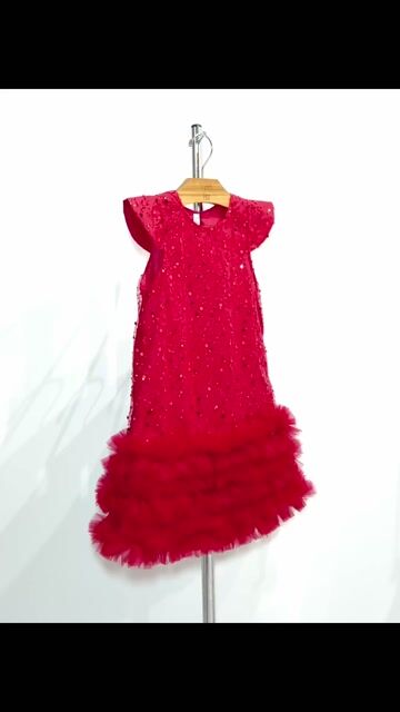 Vídeo de Vestido Evasê de Paetês com Frufrús Vermelho