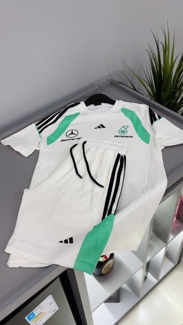 Vídeo de CONJUNTO ADIDAS MERCEDES/ PETRONAS REF 01/10 OFF WHITE