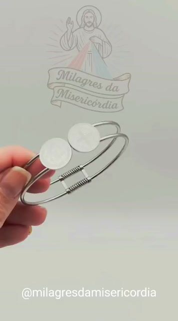 Video de Bracelete Prateado Medalha de São Bento com molas- INOX