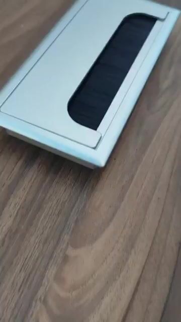 Video de PASACABLE GRIS RECTANGULAR CON CEPILLO ESCRITORIO COD: 31776