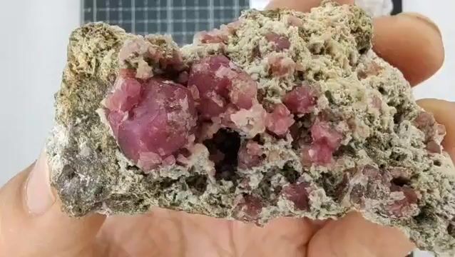 Video de 251 gr Granate Frambuesa y Vesuvianita (2 pz) - Minerales de Colección