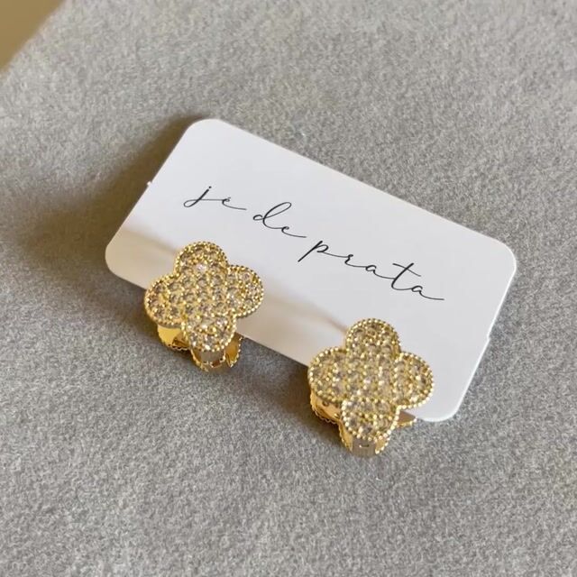 Video de Brinco argolinha trevo zircônias banhado a ouro18k | semijoia
