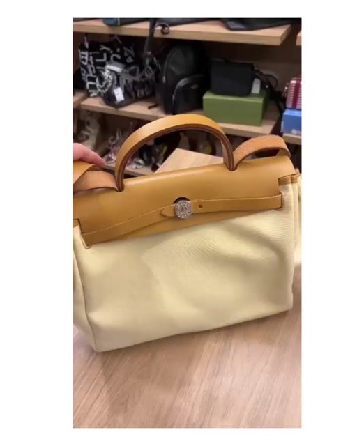 Vídeo de Bolsa Hermes Herbag Zip 31 Em Lona Off-white Em Couro Vache Hunter Na Cor Caramelo