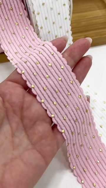 Vídeo de Fita Veludo Cotelê com Poá Dourado 38mm 2 metros Fita Premium para Laços