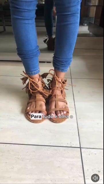 Video of Sandália Feminina Rasteira Camurça Caramelo Franjas UpDn 5588741