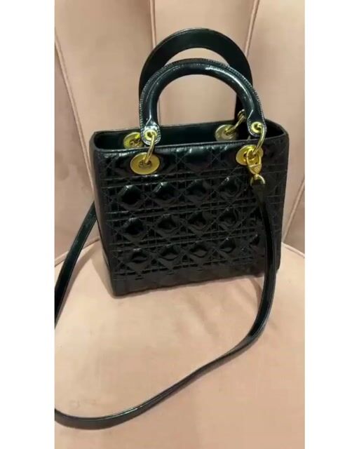 Vídeo de Bolsa Christian Dior Lady Dior Em Verniz Preto