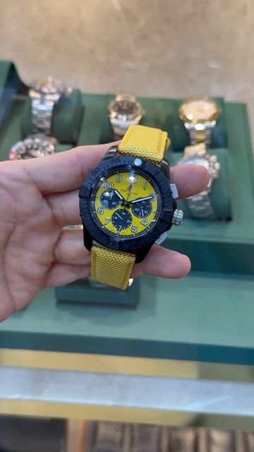 Video de Breitling Avenger Chronograph 44mm - AÇO PRETO/MOSTRADOR AMARELO - NYLON