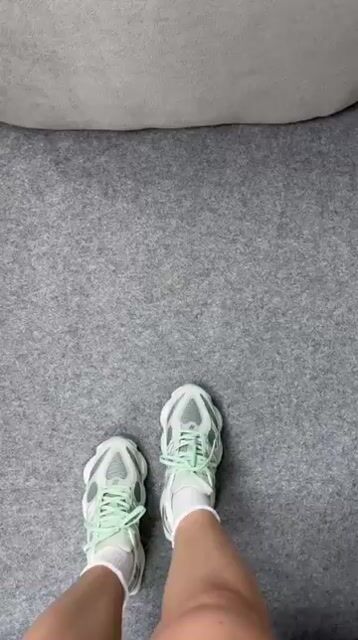 Vídeo de Tênis New Balance 9060 Mint Esportivo