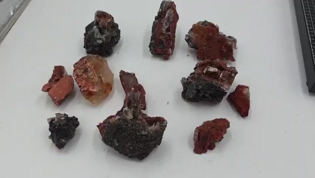 Video de 11 Piezas Ferro Selenita en Bruto sobre Matriz | 1.6 kg